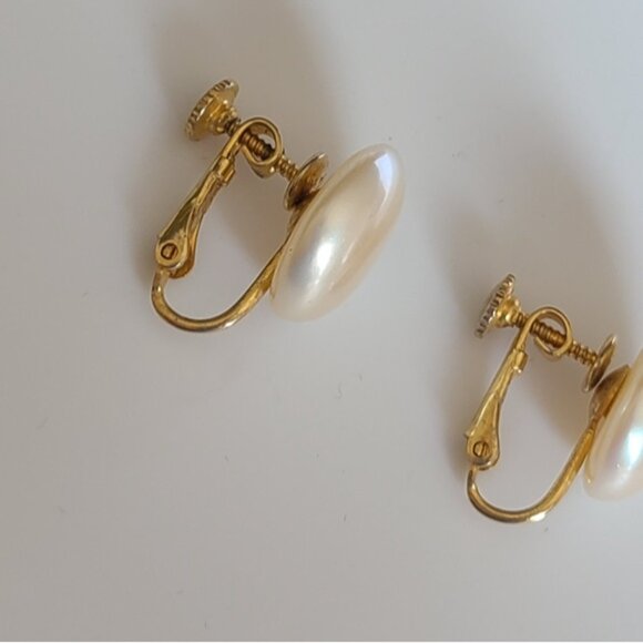 Vintage Marvella Round Screw Back Faux Pearl Gold Plated Statement Earrings - Picture 6 of 9